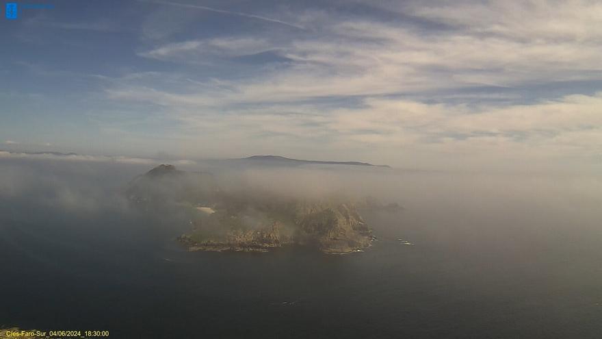 La niebla se traga las islas Cíes
