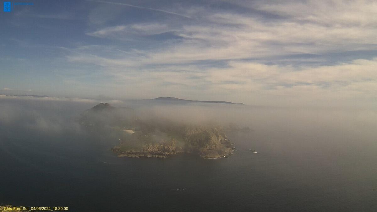 La niebla sobre la isla de San Martiño, en un momento de transición tras cubrirla por completo