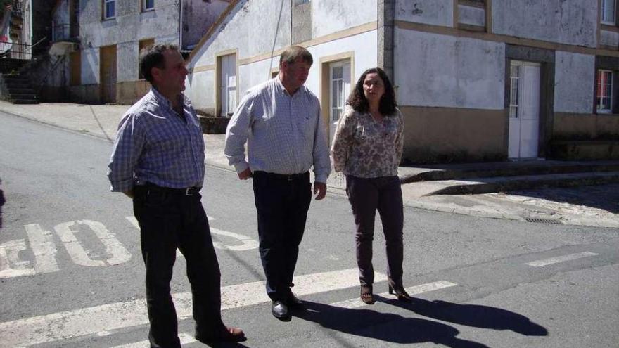 El alcalde de Irixoa, en el centro, visita unas obras junto a la delegada territorial de la Xunta. la opinión