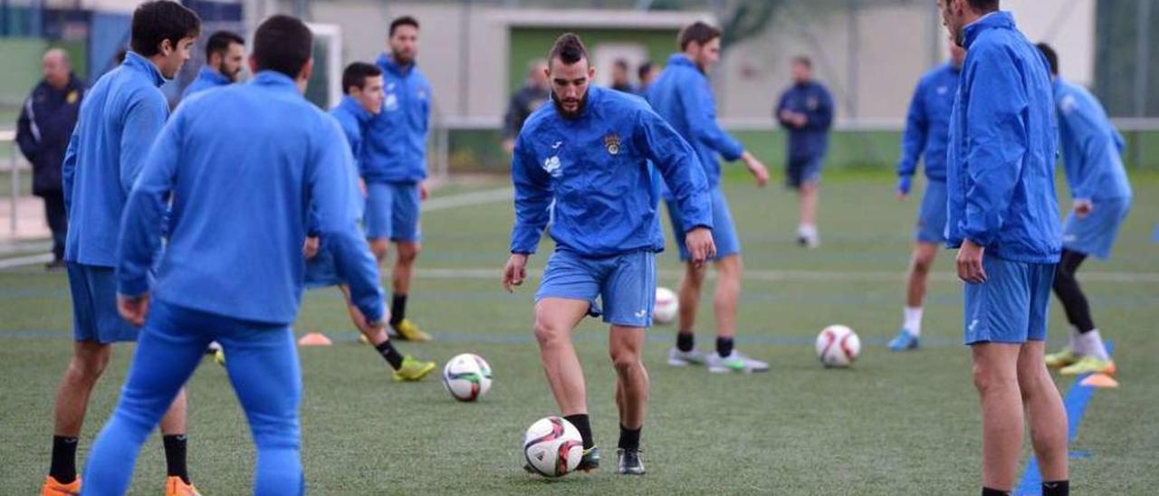 Pedro García pasa el balón durante un rondo en un entrenamiento celebrado en Príncipe Felipe. // Gustavo Santos