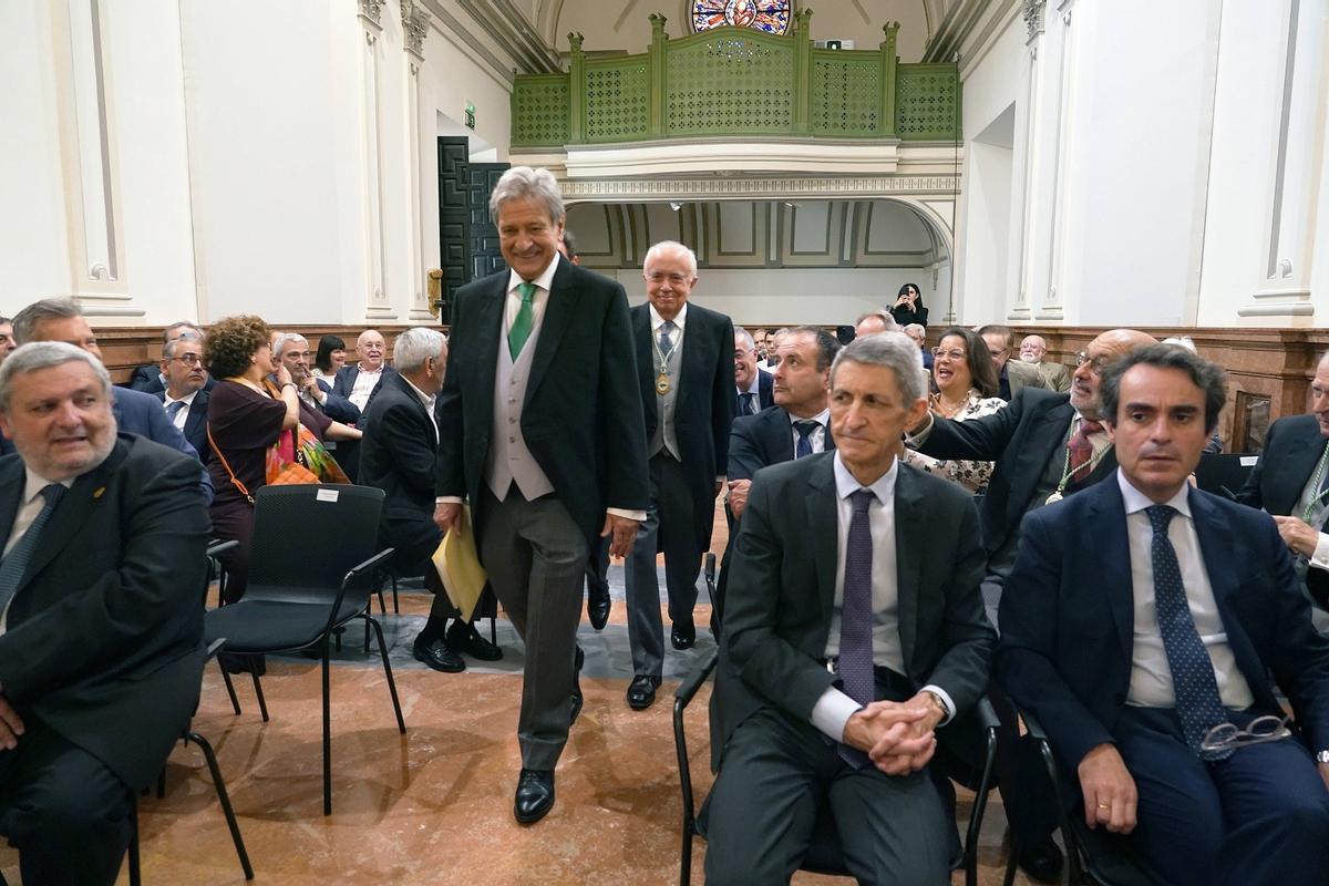 Salvador Moreno Peralta se dirige a leer su discurso de ingreso como nuevo miembro de la Academia Andaluza de Ciencias Económicas y del Territorio, en el Palacio del Obispo (Centro Cultural de Unicaja).