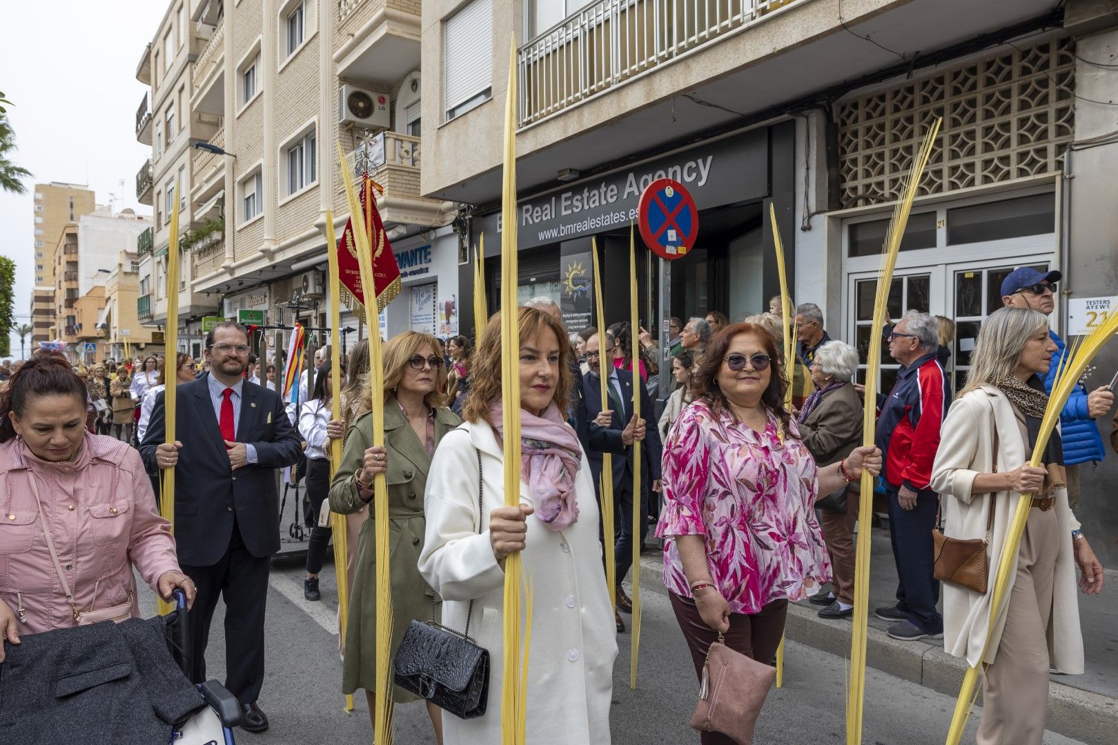 Bendición y procesión de Las Palmas en Torrevieja de Domingo de Ramos en la Semana Santa 2024