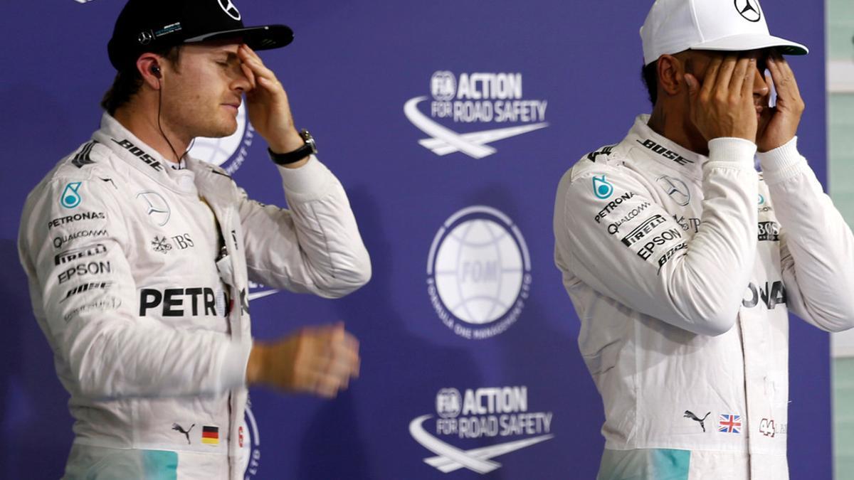 Nico Rosberg y Lewis Hamilton tras las calificaciones en Abu Dabi, este sábado