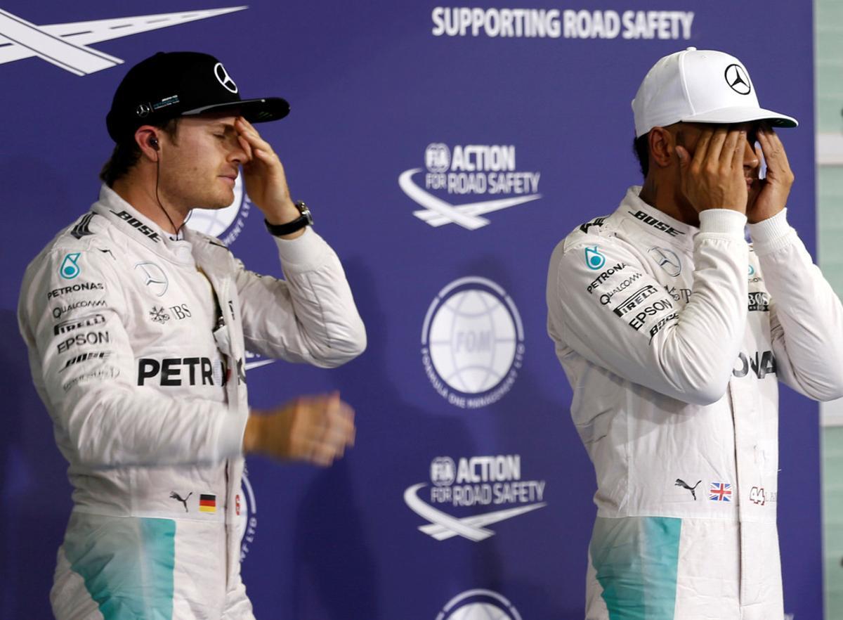 Formula One - F1 - Abu Dhabi Grand Prix - Yas Marina Circuit, Abu Dhabi, United Arab Emirates - 26/11/2016 - Mercedes’ Formula One drivers, Lewis Hamilton of Britain (R) and Nico Rosberg of Germany line up for group photo after qualifying session. REUTERS/Ahmed Jadallah