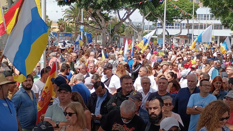 500 personas se manifiestan contra la inmigración irregular en Canarias