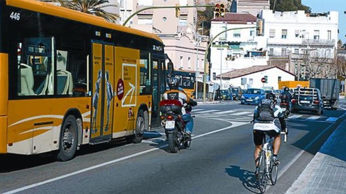 Montgat 33 Vía urbana, con semáforos, cruces y ciclistas.