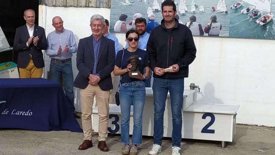 Paloma González y Tone Pérez, tras recibir el trofeo de campeones. |  // FDV