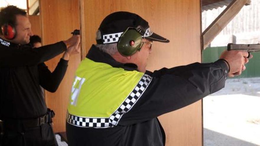 Los agentes policiales realizaron ayer una de sus últimas prácticas de tiro de puntería en el campo de tiro de Rojales.