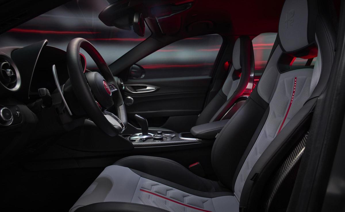 La posición de conducción es la del GIulia, pero el diseño de los asientos hace un guiño a los chalecos salvavidas de los barcos.