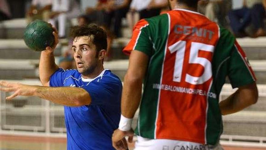 García Pichel en el partido de liga anterior ante el Chapela. // R. Vázquez