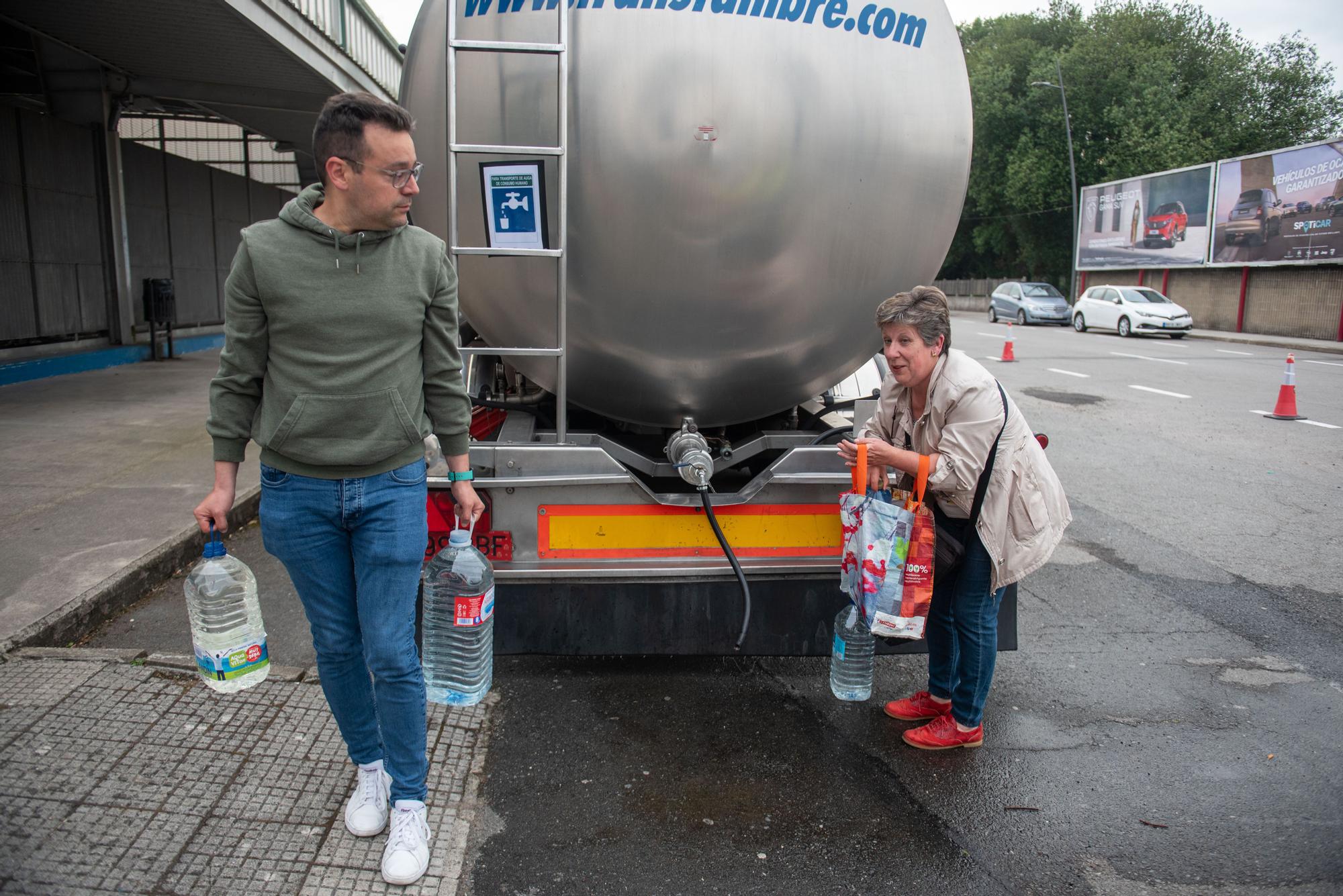 Betanzos fleta cisternas y reparte garrafas ante las restricciones de agua por la gastroenteritis