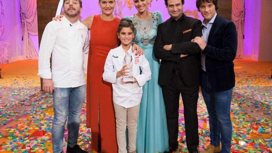 Paula, ganadora de &#039;MasterChef Junior&#039;, con la presentadora Eva González, el jurado y el chef Jordi Roca.