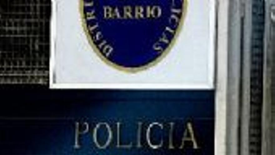 LOCO CUARTEL DE POLICIA DE BARRIO EN DELICIAS