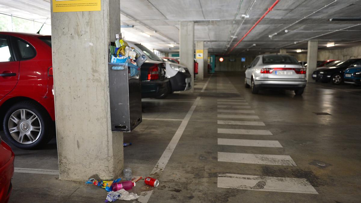 Papelera a rebosar, en el parking del puente Trujillo de Plasencia.