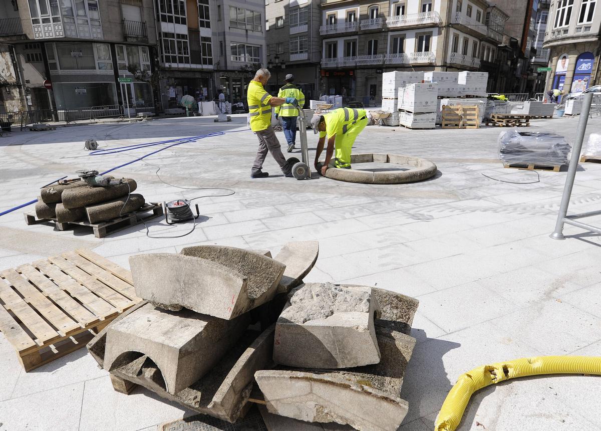 A ESTRADA. ESTADO OBRAS A FAROLA COLOCACION PIEDRAS LUGAR A FAROLA PLAZA GALICIA
