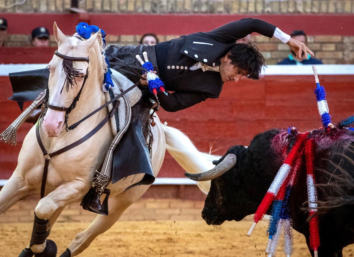 GRAF2798. HUELVA, 04/08/2019.- El rejoneador Diego Ventura, durante su faena esta tarde en la Feria Taurina de Colombinas, que se celebra en la Plaza de toros La Merced de Huelva. EFE/Julián Pérez