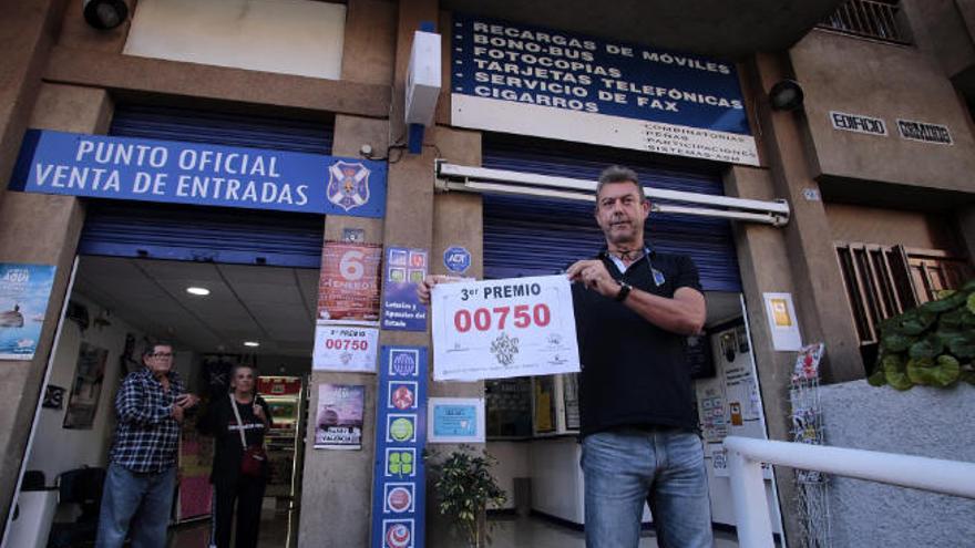 Jua Sebastián López, en el exterior de su receptor de la Calle Alcalde Mandillo Tejera.