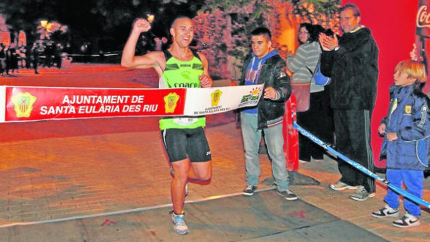 El atleta del Sa Raval Adrián Guirado entra en línea de meta como vencedor de la Semimaratón por relevos.