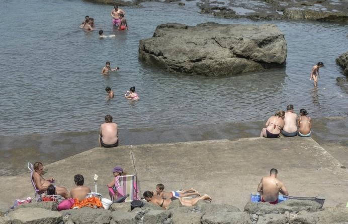 06/08/2017 LAS PALMAS DE GRAN CANARIA.  Calima , calor y un baño refrescante en las piscinas de  La Laja.  FOTO: J.PÉREZ CURBELO