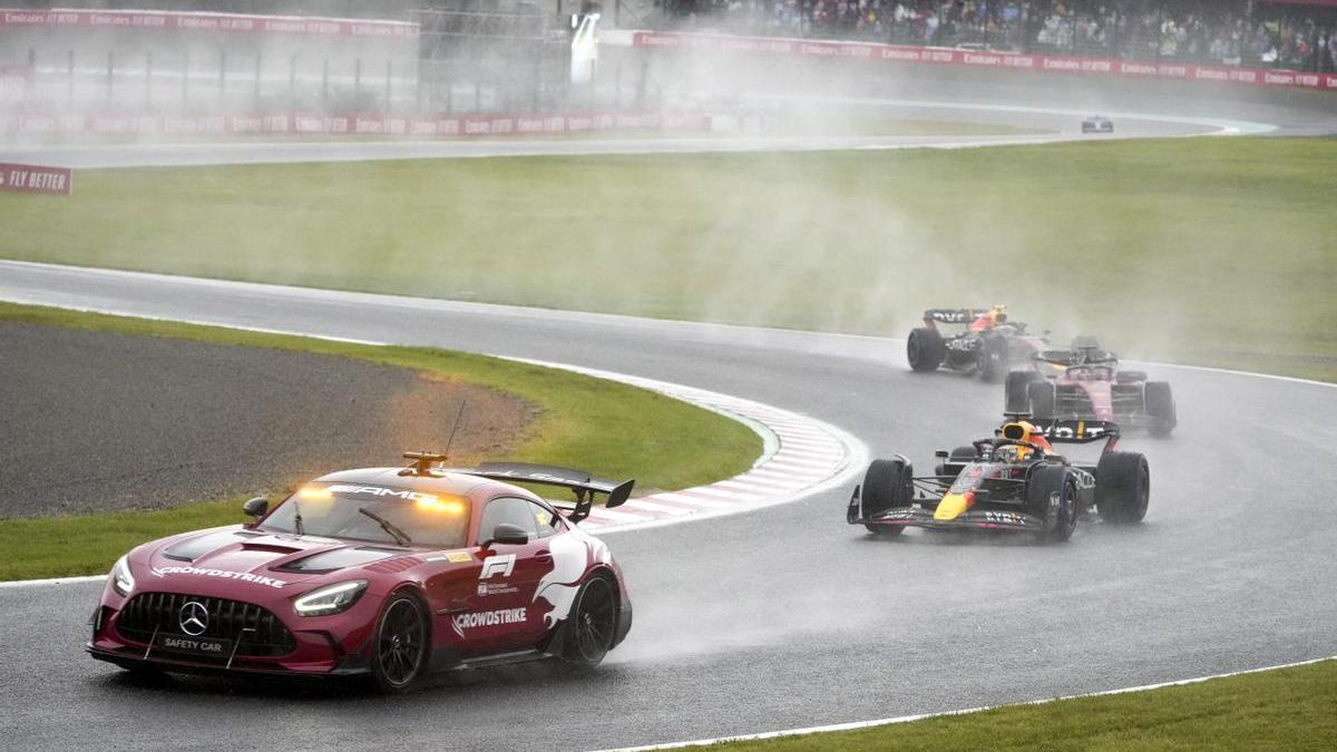 Verstappen lidera la carrera detrás del coche de seguridad