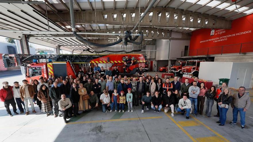Los bomberos de Gijón celebran San Juan de Dios y premian a los profesionales jubilados: "Os deseamos lo mejor"