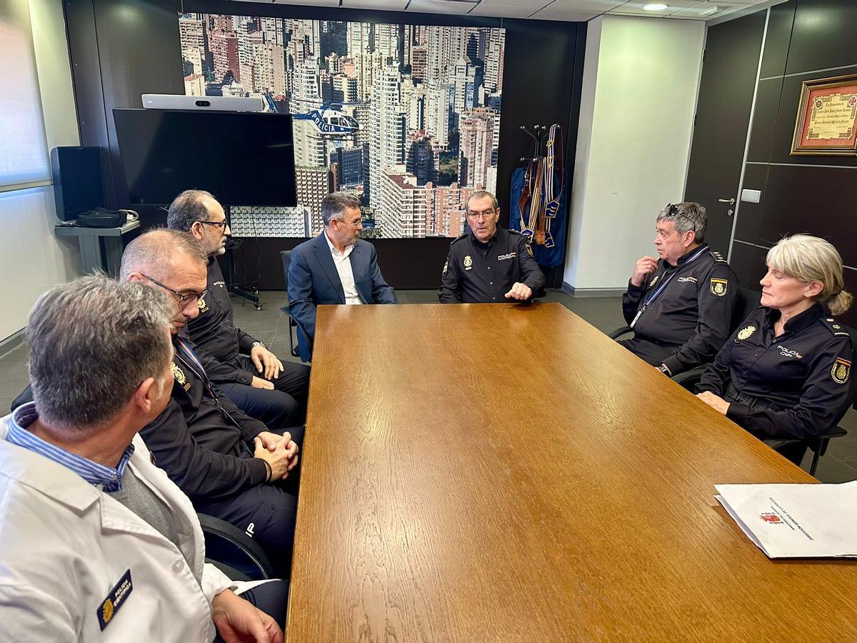 Un momento de la reunión del subdelegado del Gobierno con los mandos policiales de Alicante.