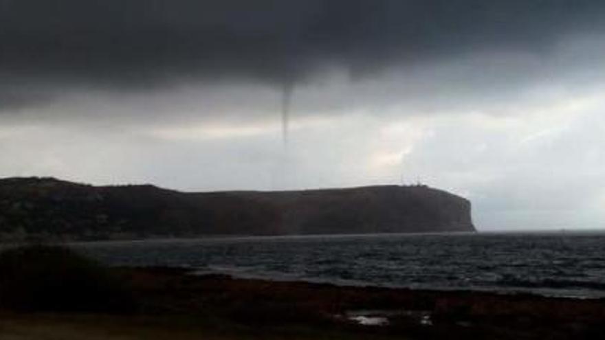 Un &#039;minitornado&#039; se forma sobre el cabo de Sant Antoni