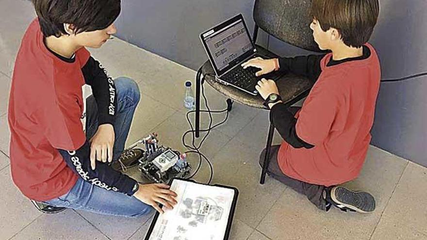 Dos participantes prueban su robot, ayer.