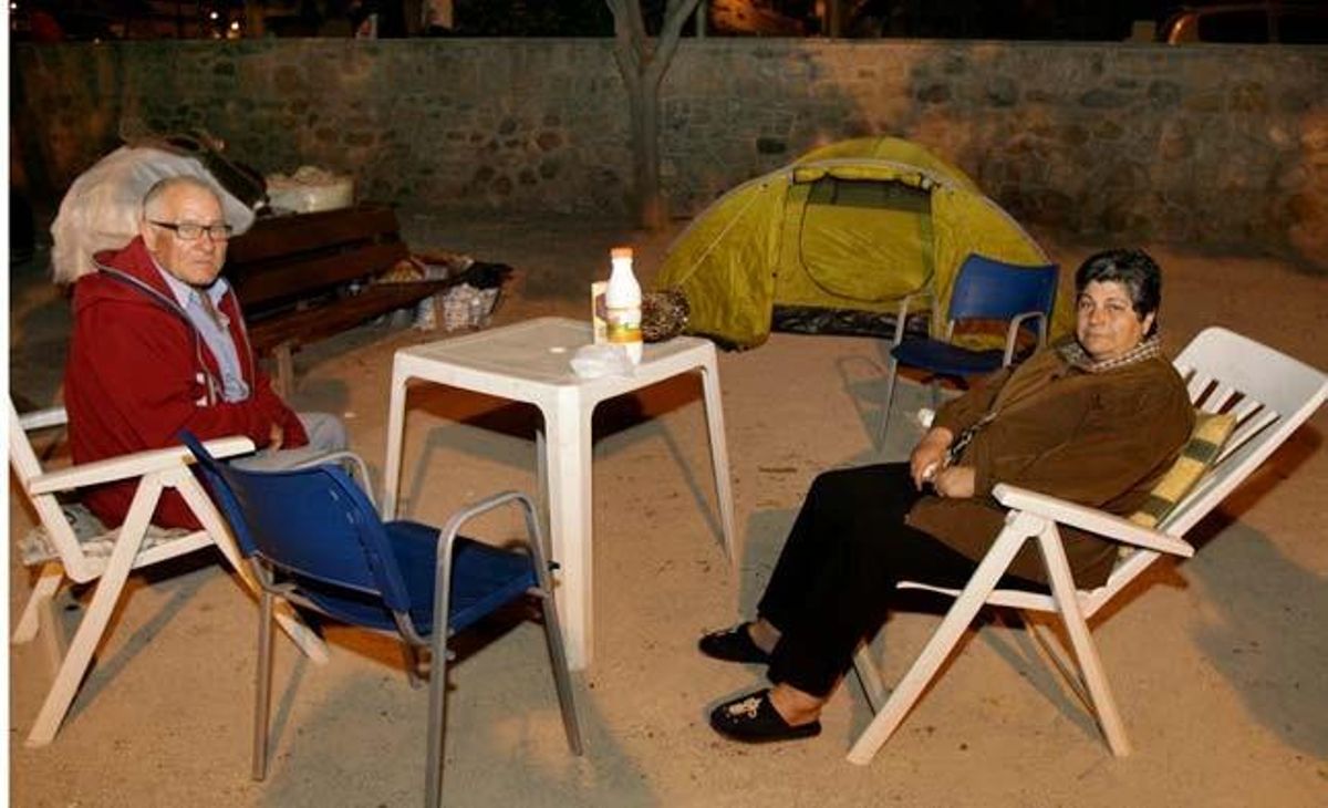 Un matrimoni de Llorca, del barri de San Diego, dorm des de fa tres nits en una petita tenda de campanya instal·lada en un parc pròxim a casa seva, que ha quedat afectada pel terratrèmol.