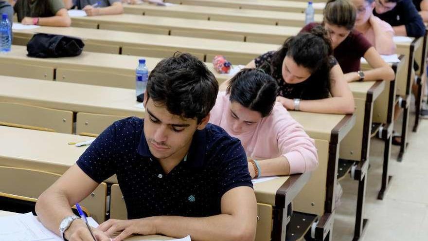 Alumnos se disponen a realizar exámenes de la EBAU en un aula en Zamora.