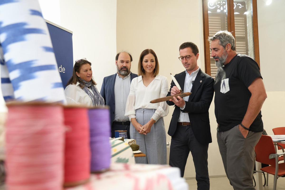 Teixits Vicens, Teixits Riera y Artesania Tèxtil Bujosa mantienen viva esta técnica textil.