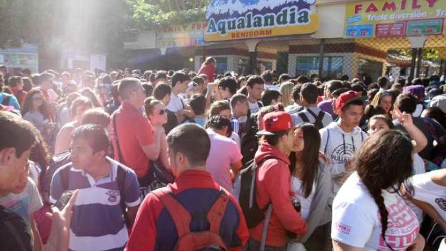 Largas colas a primera hora de la mañana para entrar a Aqualandia, y usuarios estrenando una de las atracciones.