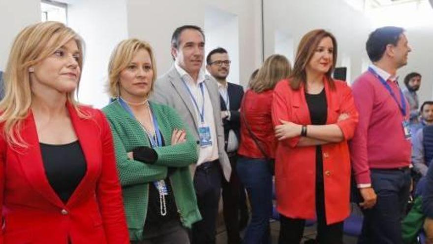 Contelles, de verde, al lado de Eva Ortiz, ayer en la reunión del comité regional.