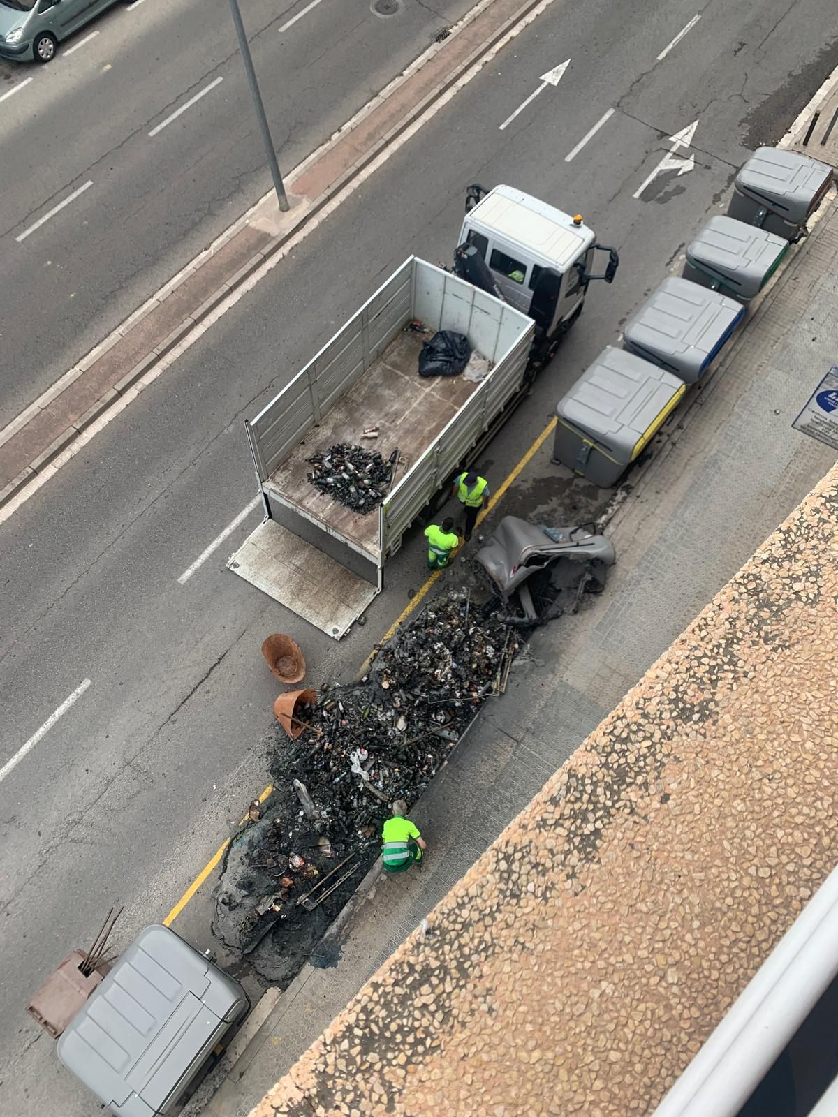 Així han quedat els contenidors cremats a l'Avinguda de les Bases
