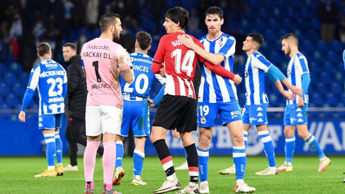 Mackay y Jaime saludan al rojiblanco Guruzeta en Riazor. |  // C. PARDELLAS