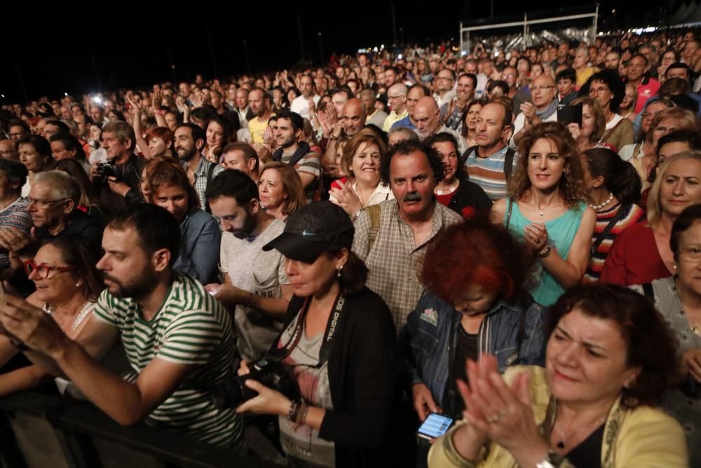 Concierto de Luz Casal en Poniente durante la Semana Grande de Gijón.