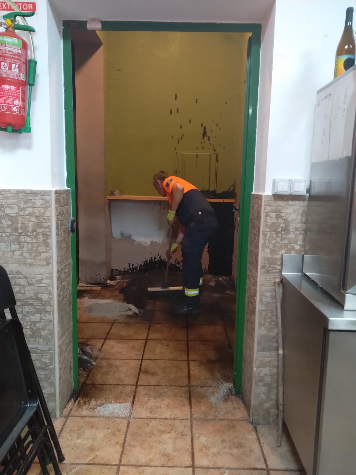 Uno de los actos vandálicos en el local social.