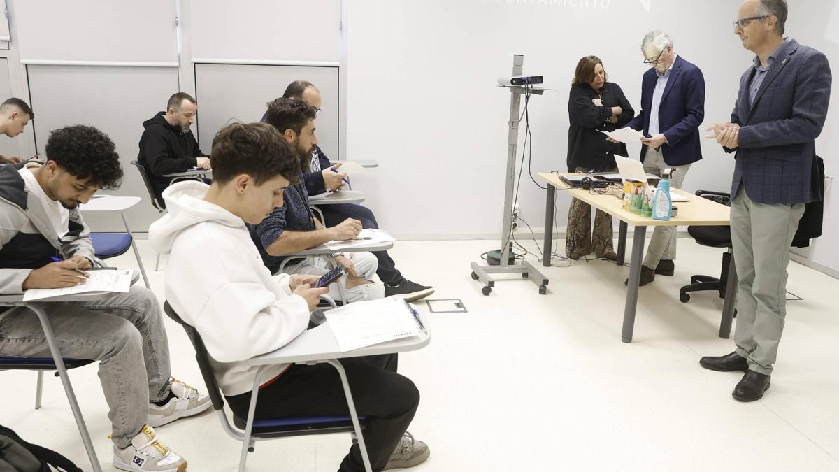 El concejal de Formación y Empleo, Juan Carlos Guerrero, saludando al alumnado del curso de montaje metálico este lunes en el Centro de Europa.