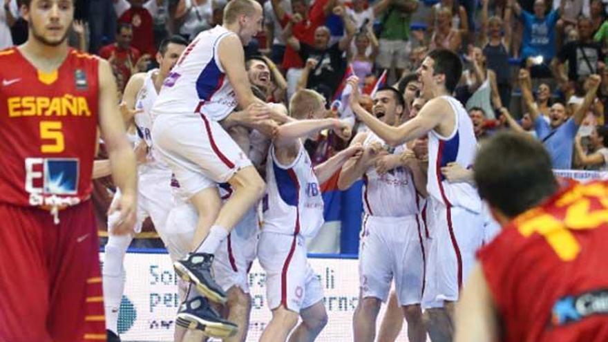 Los jugadores serbios celebran el triunfo.