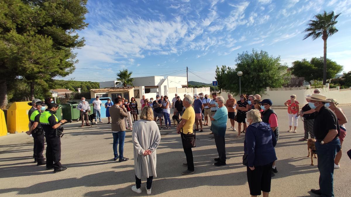 El alcalde de Benitatxell, Miquel Angel García, con los vecinos de Les Fonts, en el punto donde se habilitará la rotonda