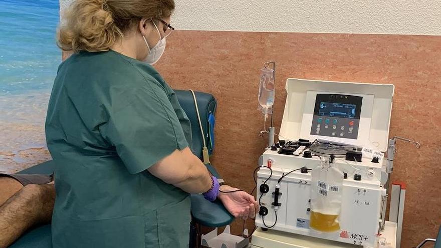 Una transfusión de plasma en el Hospital Regional de Málaga.