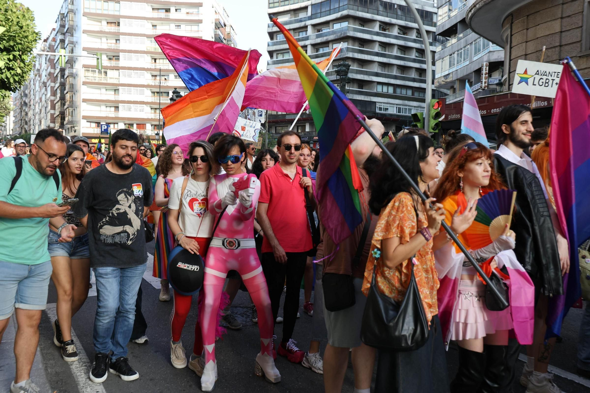 Una multitudinaria marcha celebra el Orgullo más colectivo en Vigo
