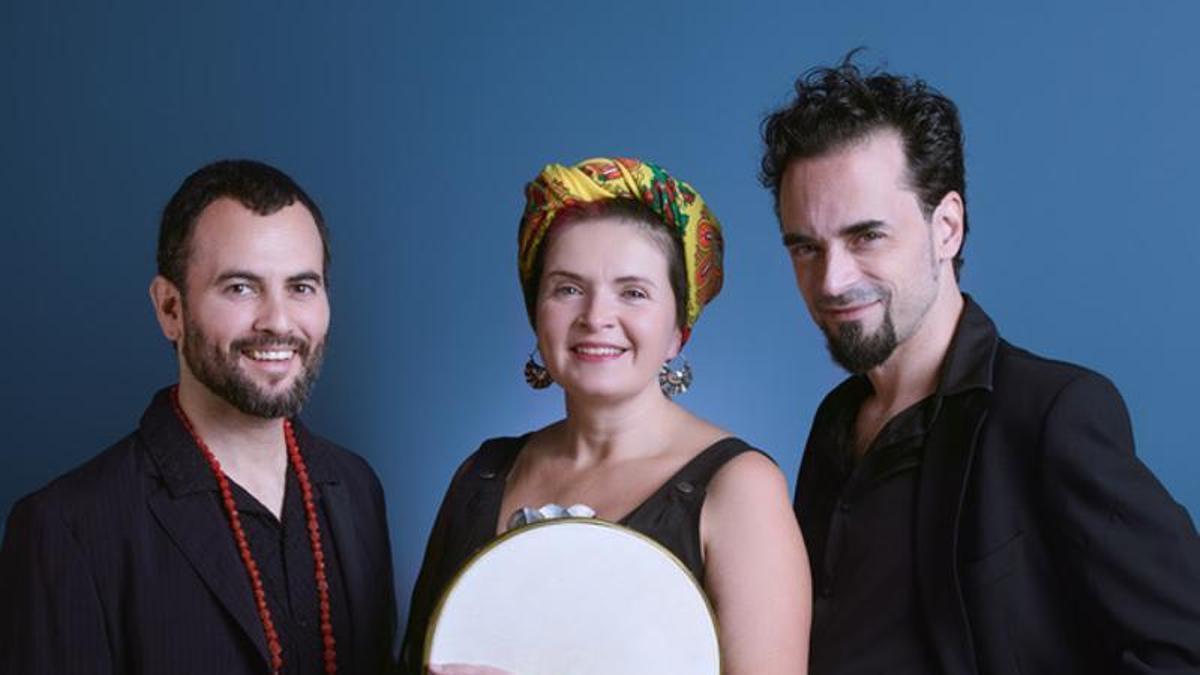 Leni Pérez junto a los integrantes del dúo Sekadra.