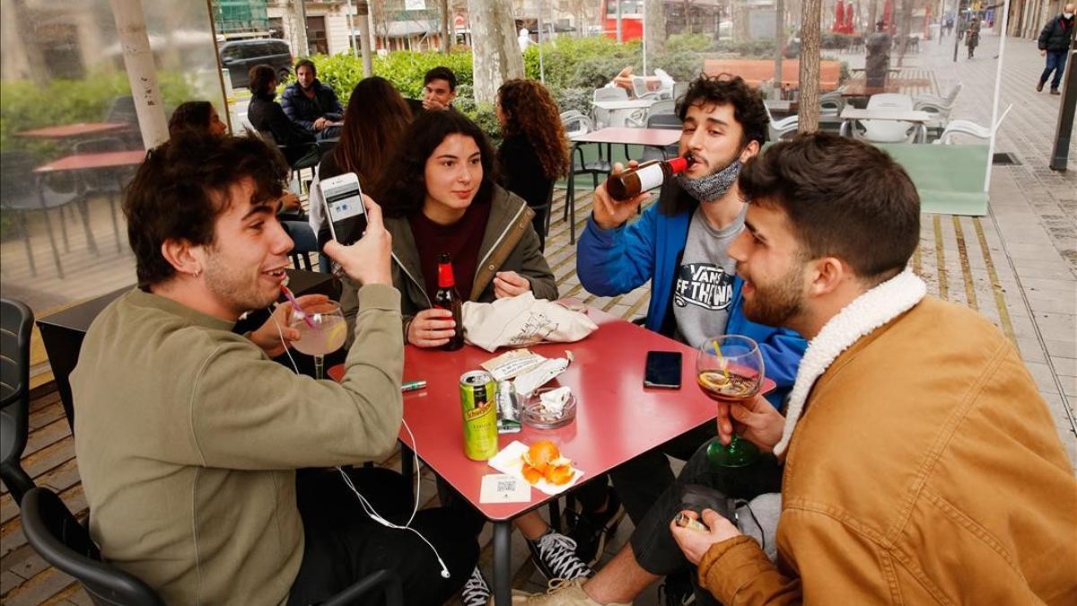 BARCELONA 08 03 2021 Terrazas en la ciudad  En la foto en Paseo Sant Joan  Jovenes adolescentes estudiantes bar          FOTO   ALVARO MONGE