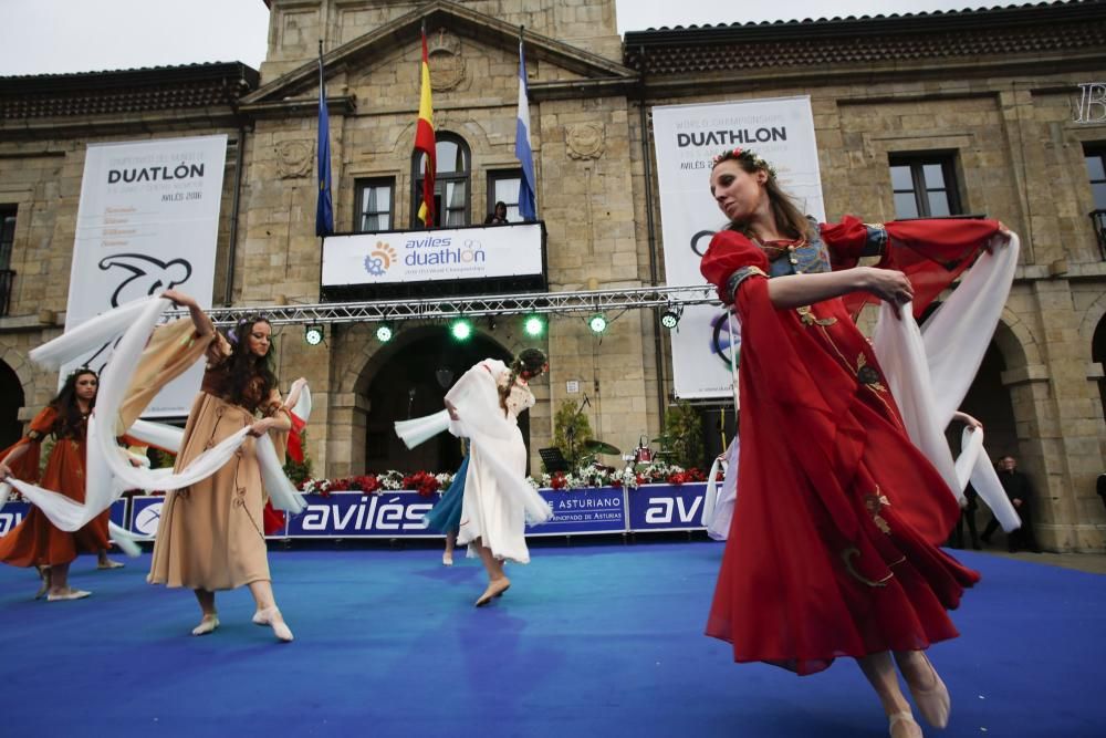 Los participantes en el Mundial de Duatlón toman Avilés