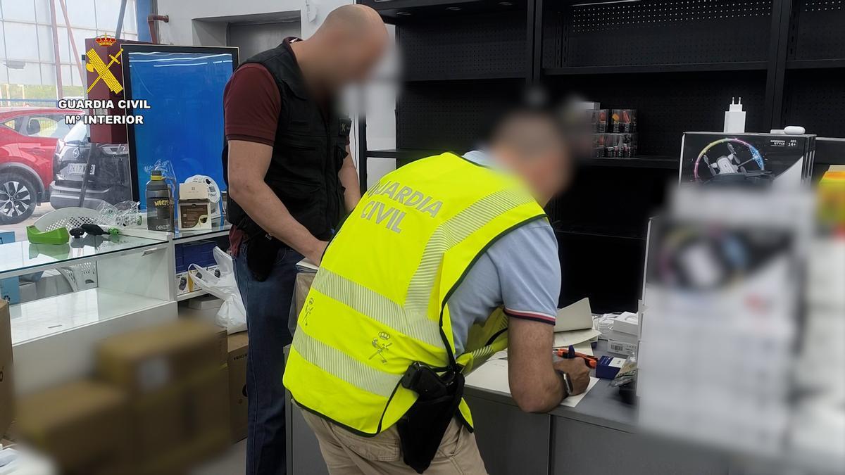 Agentes de la Guardia Civil durante el operativo.