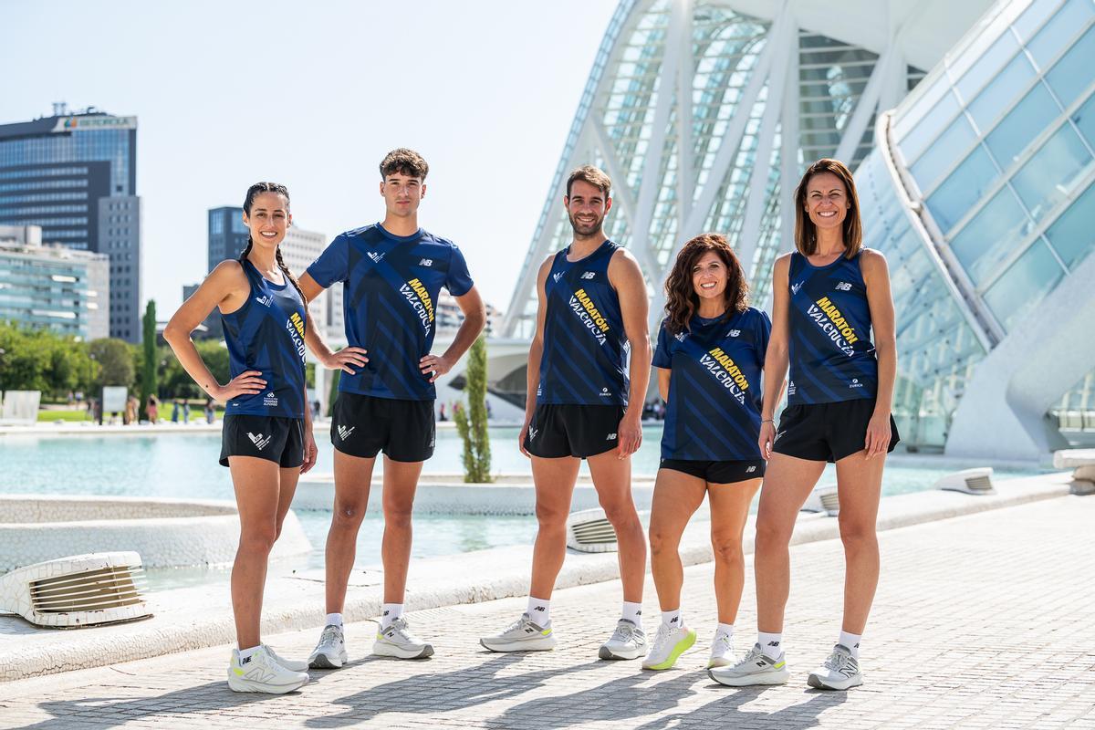 La camiseta oficial 2024 es azul marino con una trama de flechas en otro tono de azul y en amarillo un gran "Maratón Valencia".