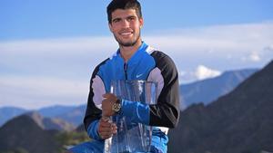 Alcaraz abraza su trofeo de campeón de Indian Wells.