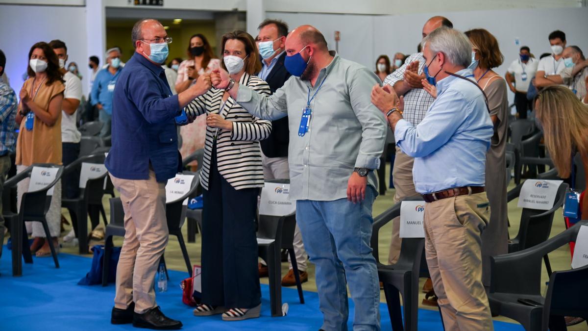 Naharro y Monago chocan los puños mientras los compañeros aplauden tras la proclamación del alcalde de Valencia del Mombuey como presidente provincial del PP