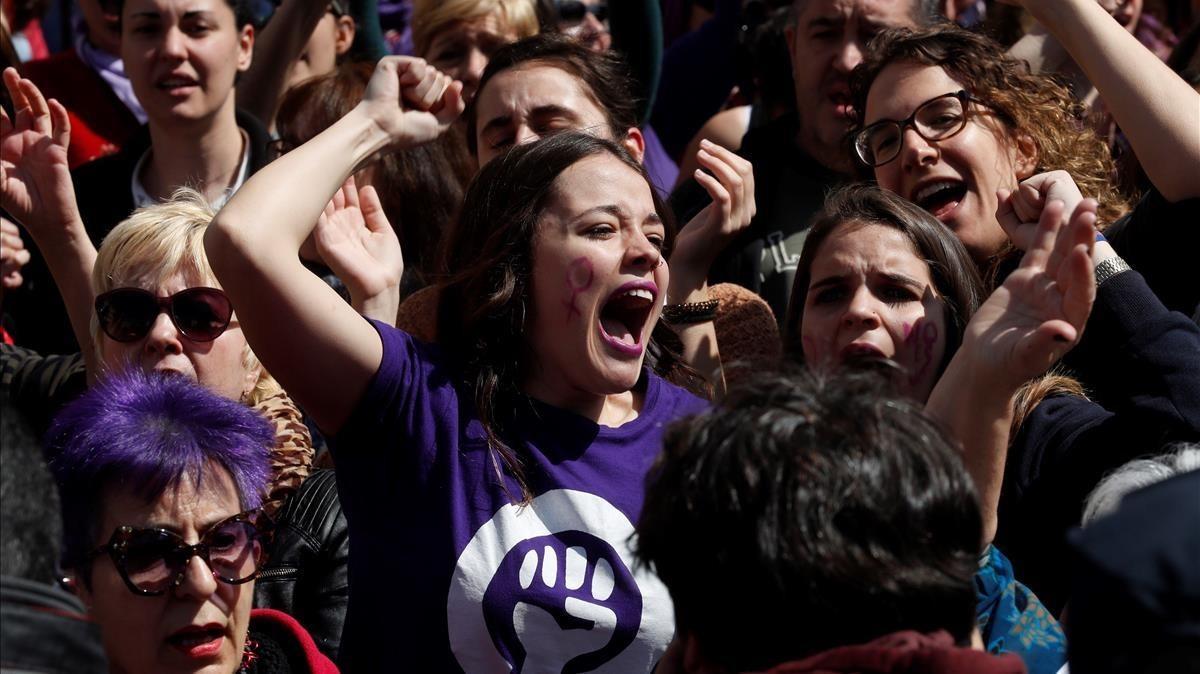 Concentracion feminista contra el fallo judicial de La Manada en la Puerta del Sol  coincidiendo con el acto conmemorativo de la Fiesta del 2 de Mayo.